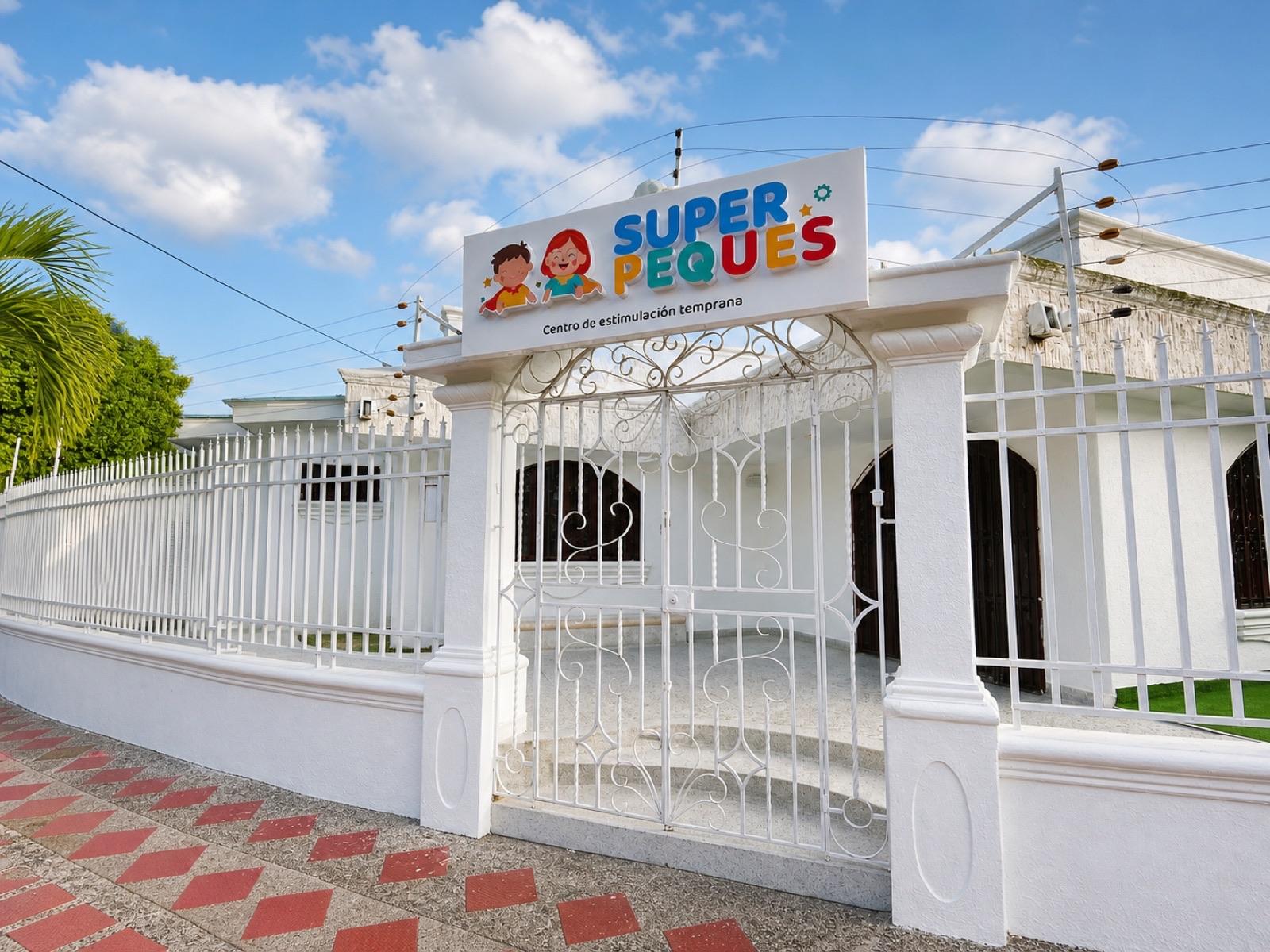 Fachada y entrada principal de Superpeques