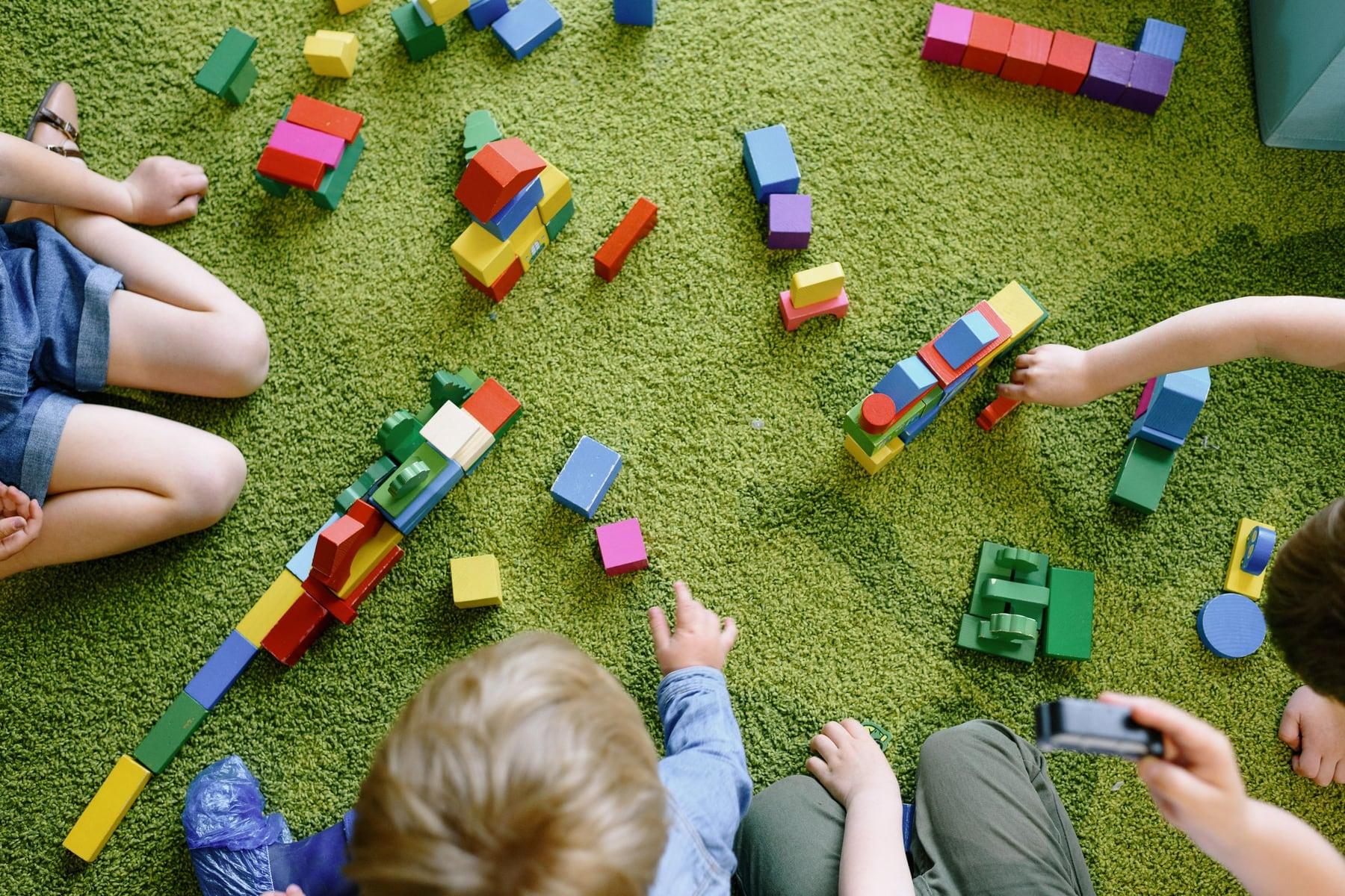 Niños de diferentes edades compartiendo en Superpeques