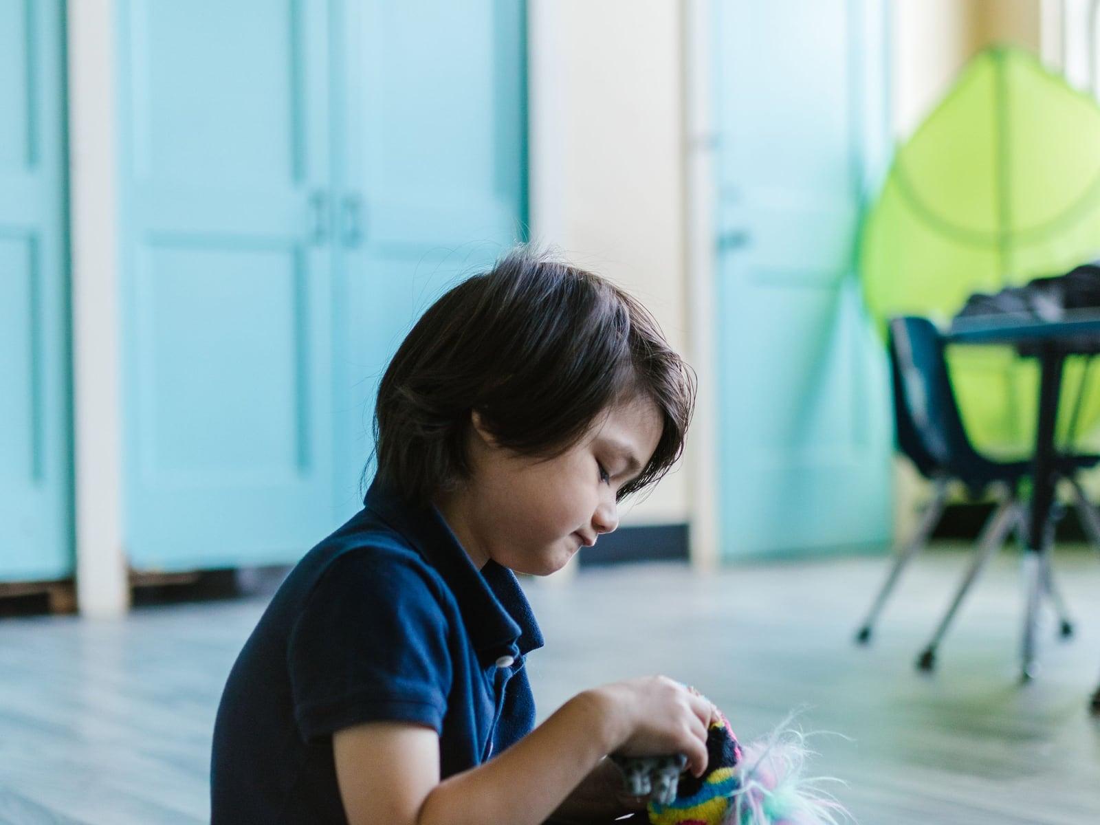 Niños acompañados en el espacio de guardería de Superpeques