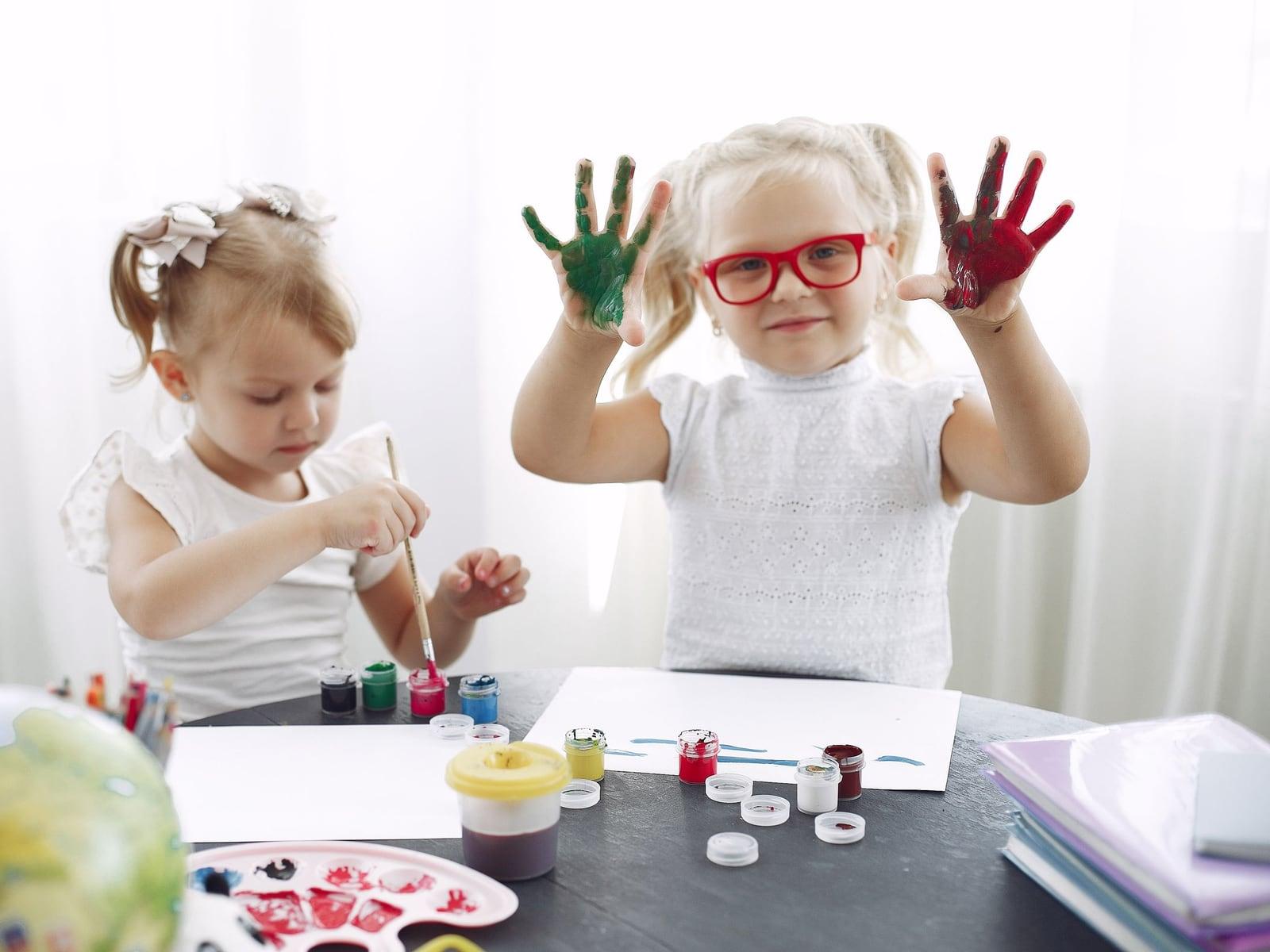 Niños participando en una experiencia temática de Play Dates